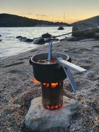 Kochen auf dem selbstgebauten Hobo-Stove