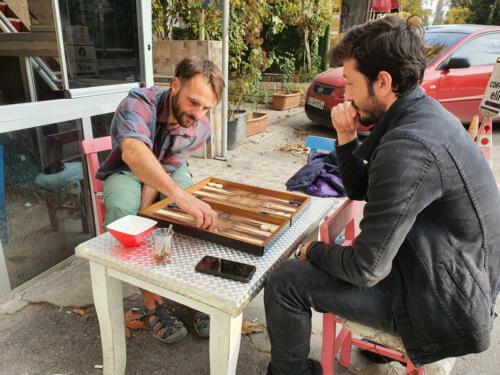 Spontanes Backgammon Spiel in Maras 